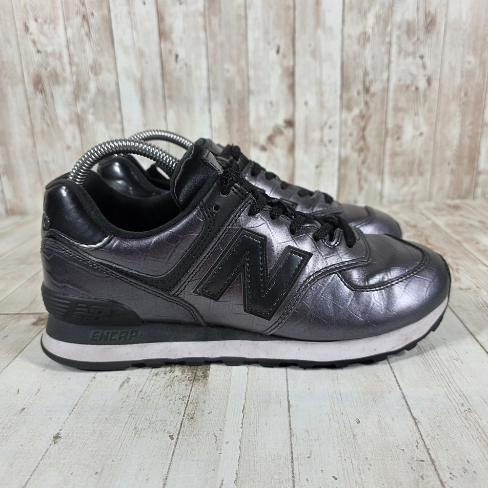 New Balance 574 Womens Metallic Gunmetal Croc Sneakers WL574PW2 Size 8 US